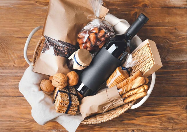 Panier garni avec produits artisanaux et locaux 