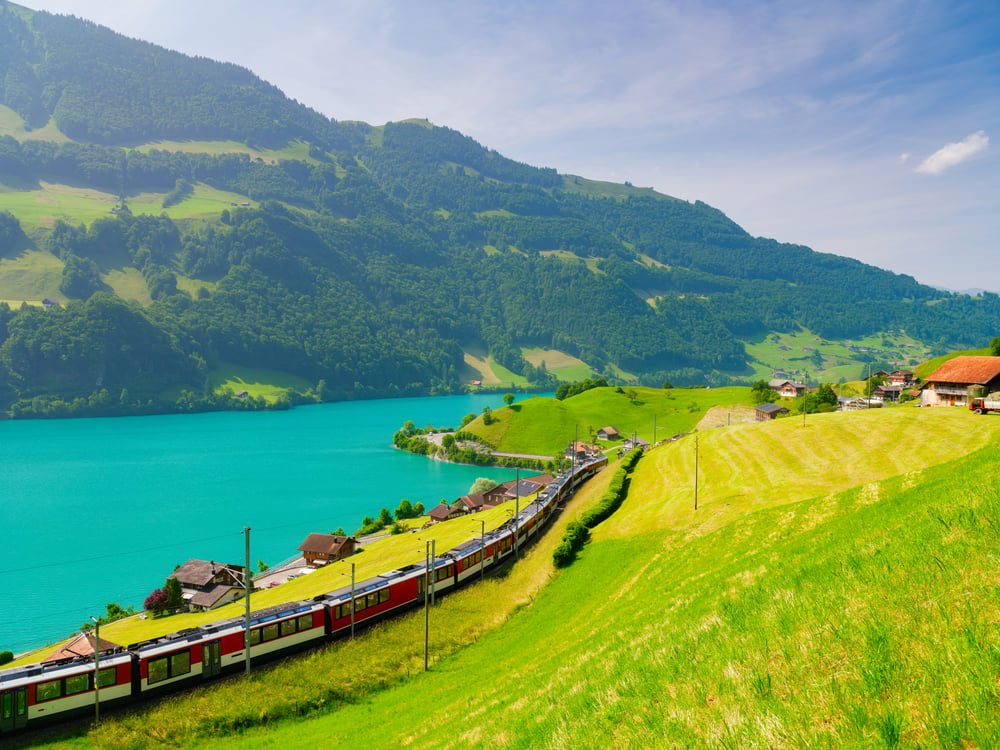 lungern-switzerland-express-train-2026-03-26-06-02-38-utc
