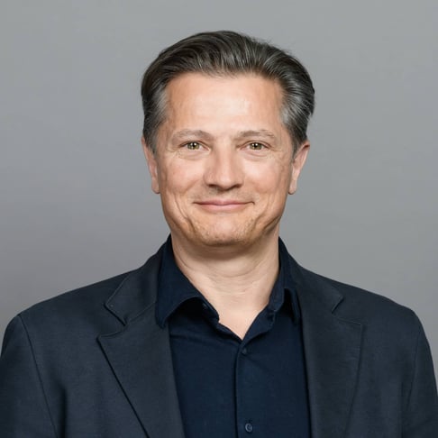 Dr Peter Varga
