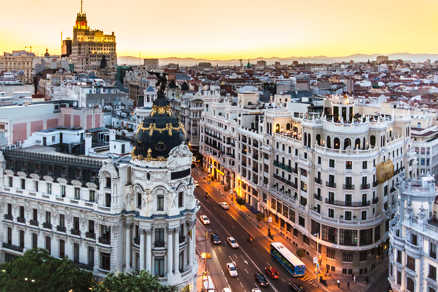 EHL Students travel for their internships and they share with us their survival guide in their new city.