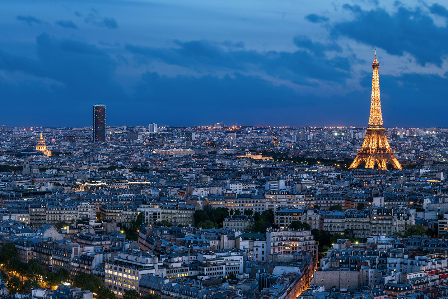 Where do EHL family members hang out while in Paris?