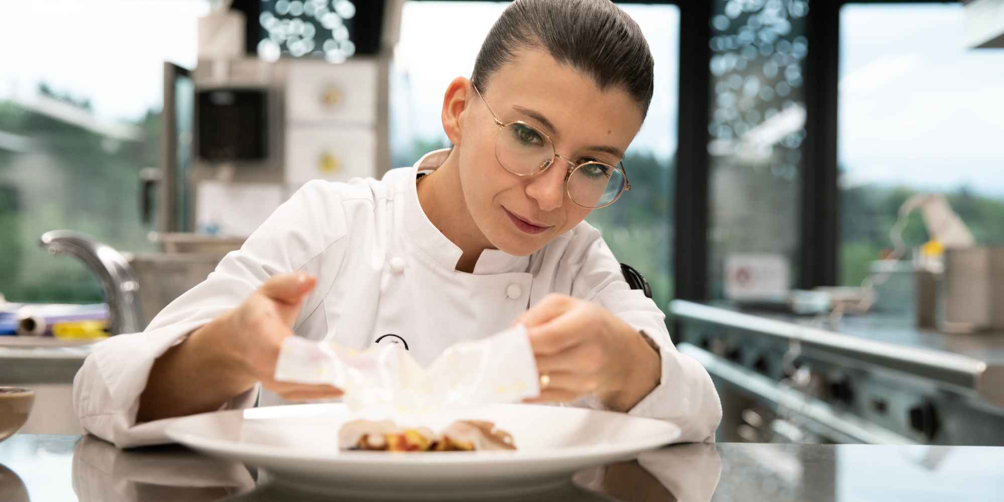 Cheffe Lucrèce Lacchio en cuisine au Berceau des Sens à l'EHL Lausanne
