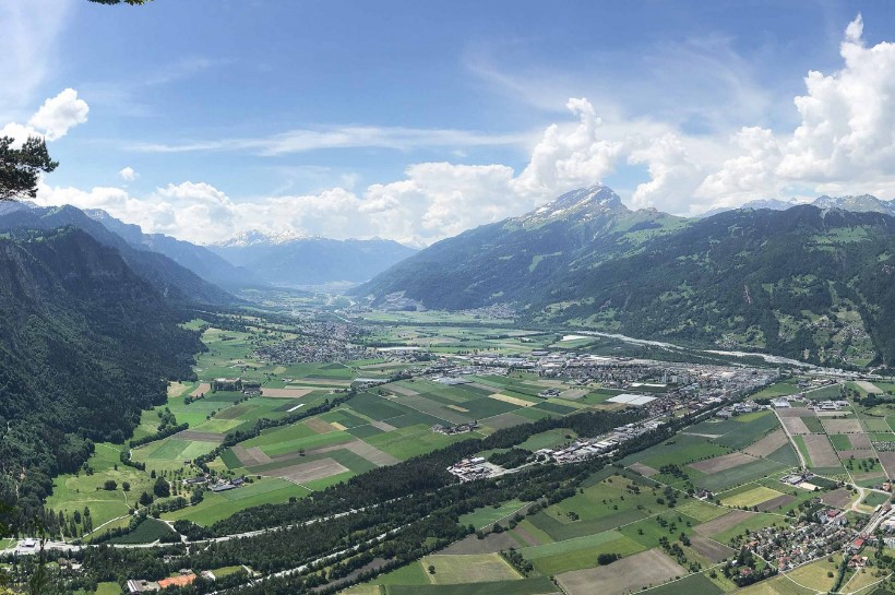 easy hike to the viewpoint fadärstein kanton graubünden