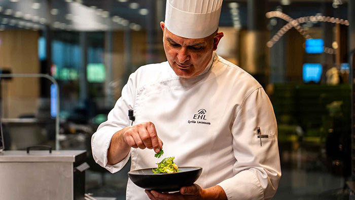 Le chef Cyrille Lecossois, expert en cuisine sous-vide, à l'EHL Hospitality Business School
